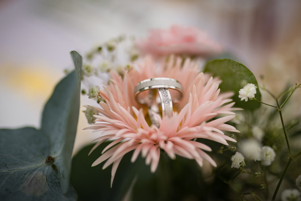 Eheringaufnahme in einer Blume von Fahn Blumen Hohenwart