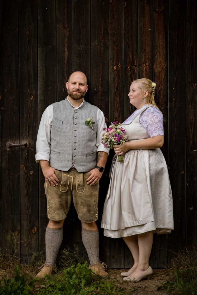 Lechtaler Dirndl & Tracht mit den Hochzeitsfotografen Rohrbach und unserem Brautpaar an einer Scheune.