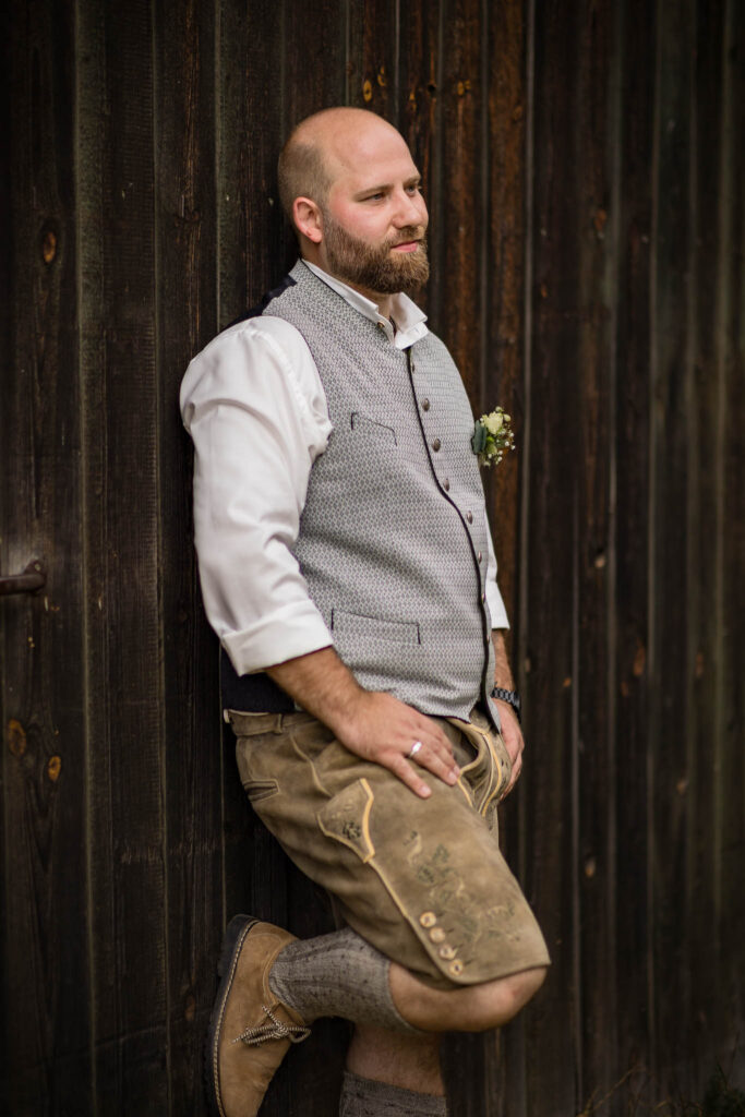 Trachtenliebe bei unserem Brautpaarshooting in Rohrbach nach der standesamtlichen Trauung in Rohrbach.