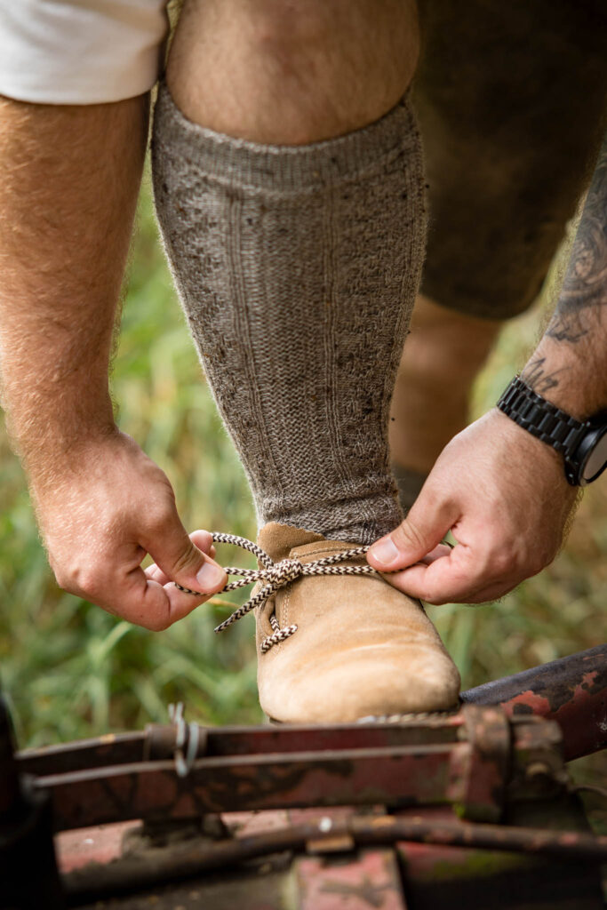 Detailaufnahme der Trachtenschuhe beim Brautpaarshooting mit euren Hochzeitsfotografen Rohrbach.