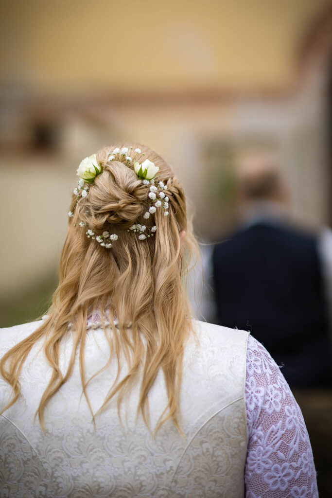 Haarschmuck von Charlie von Fahn Blumen Hohenwart mit den Hochzeitsfotografen Rohrbach