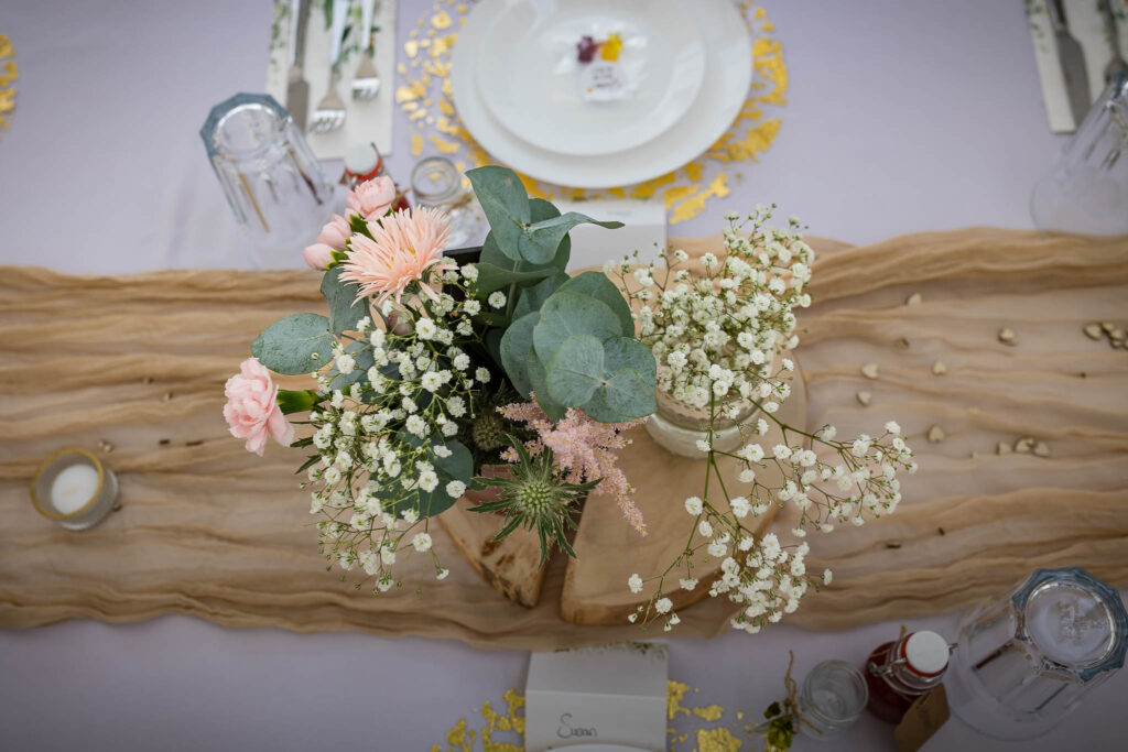 Detailaufnahme der Blumendeko vom Tisch von Charlie & Oli von den Hochzeitsfotografen Wolnzach