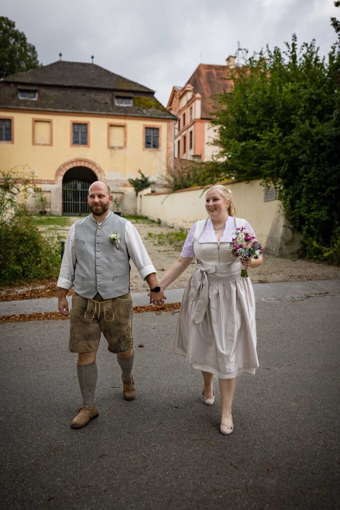 Lechtaler Dirndl & Tracht eure Spezialisten für euer Hochzeitsoutfit mit euren Hochzeitsfotografen Rohrbach.