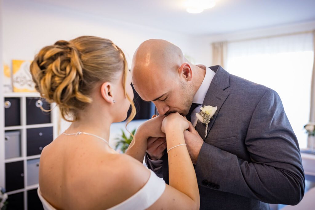 Kathaarinas Friseure Rohrbach mit der Brautfrisur von Julie mit den Hochzeitsfotografen Rohrbach.