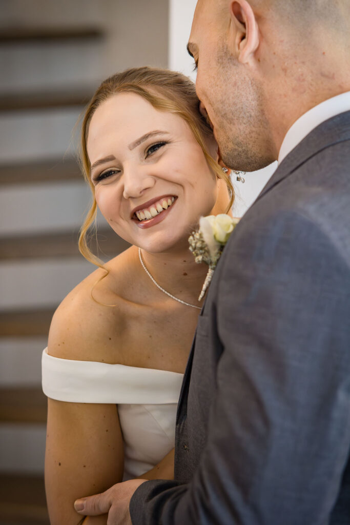 First Look Momente bei der Hochzeit in Fahlenbach von Julie und Mo.