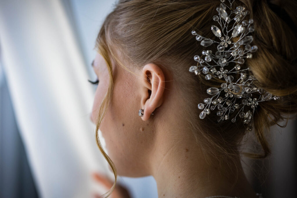 Detailaufnahme mit den Hochzeitsfotografen Rohrbach von der Brautfrisur von Kathaarinas Friseure Rohrbach.