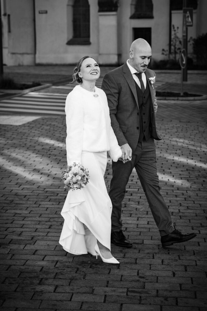 Hochzeitsfotograf Wolnzach hält die emotionalen Bilder fest vor dem Standesamt Wolnzach.