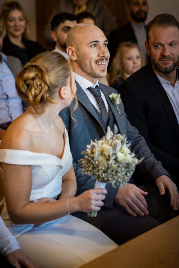 Emotionen im Standesamt Wolnzach – ein stiller Blick zwischen Braut und Bräutigam, eingefangen vom Hochzeitsfotograf Wolnzach.