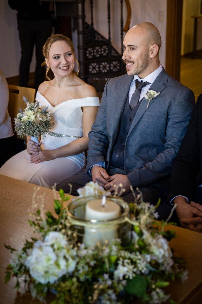 Julie & Mo beim Ja-Wort im Standesamt Wolnzach – dokumentiert von Hochzeitsfotograf Rohrbach.