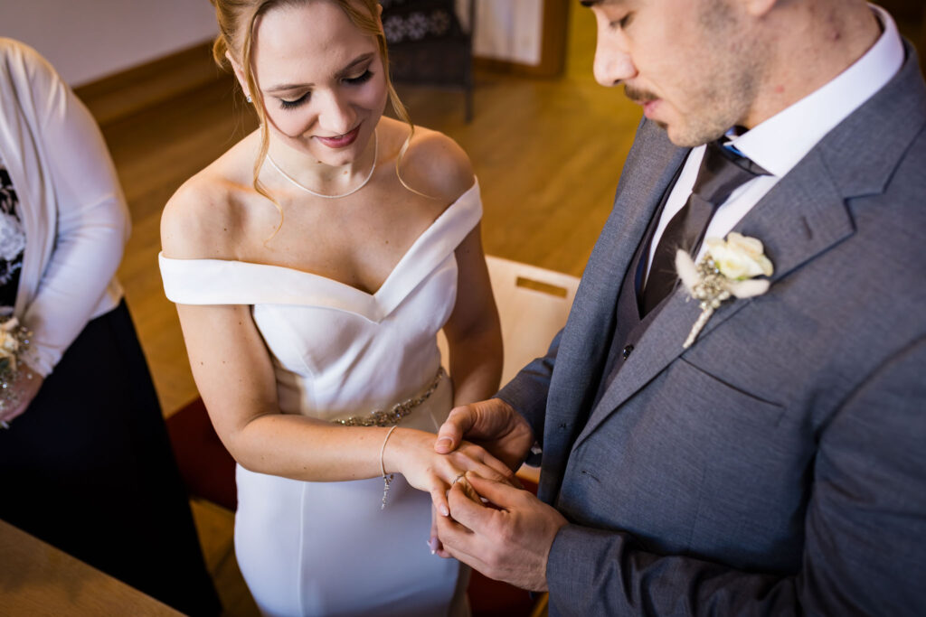 Der Ringtausch im Standesamt Wolnzach – Hochzeitsfotograf Rohrbach hält den feierlichen Moment fest.