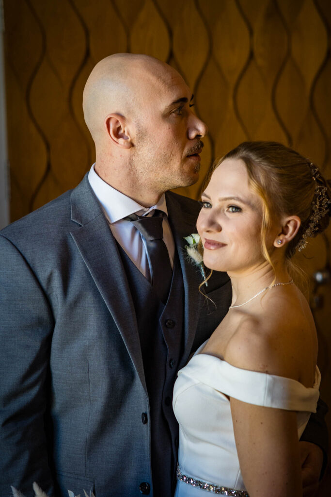 Kathaarinas Friseure Rohrbach im Standesamt Wolnzach mit der Brautfrisur unserer Braut Julie mit den Hochzeitsfotografen Wolnzach.