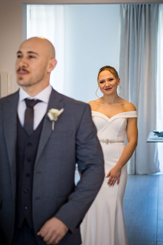 Emotionaler Moment, als Julie und Mo sich zum ersten Mal sehen – Hochzeitsfotograf Wolnzach fängt das Gefühl ein.