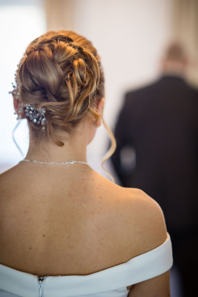 First Look mit der Brautfrisur mit den Hochzeitsfotografen Wolnzach.