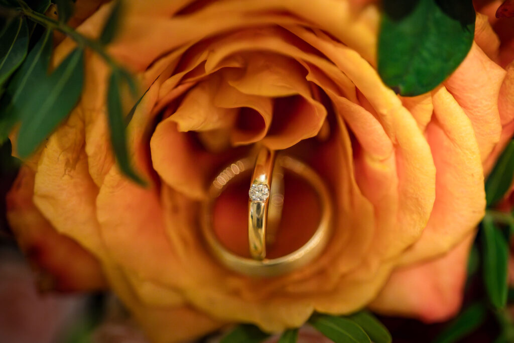 Eheringe Detailaufnahme in der Blüte vom Brautstrauß von den Hochzeitsfotografen Nürnberg.