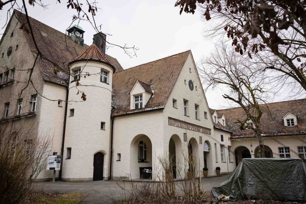 Außenaufnahme des Waldrestaurant Schießhaus – natürliche Kulisse für eine romantische Hochzeit, festgehalten vom Hochzeitsfotograf Nürnberg.