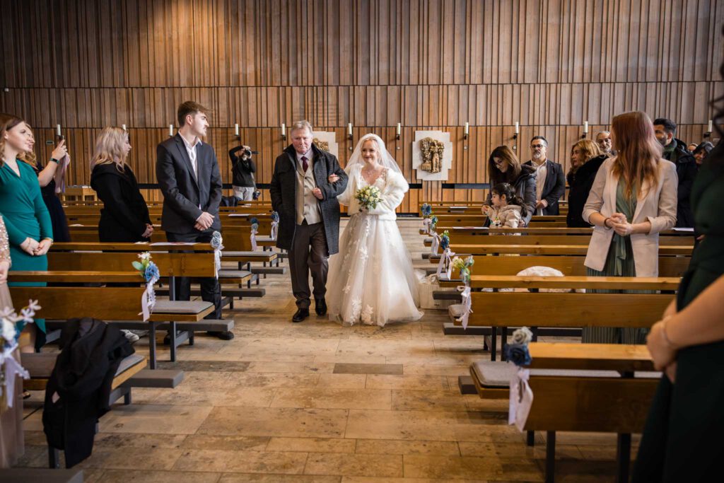 Sonja schreitet mit ihrem Vater zum Altar – festlich und emotional.