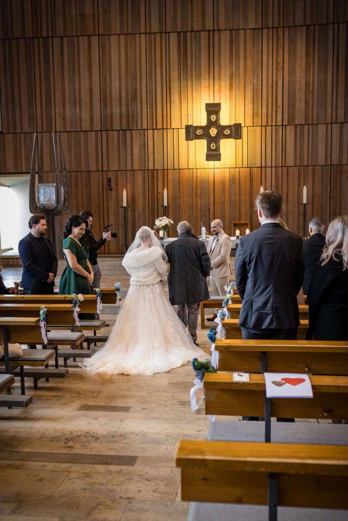 Trauung Nürnberg Verklärung Christi beim Einzug der Braut mit den Hochzeitsfotografen in Nürnberg.