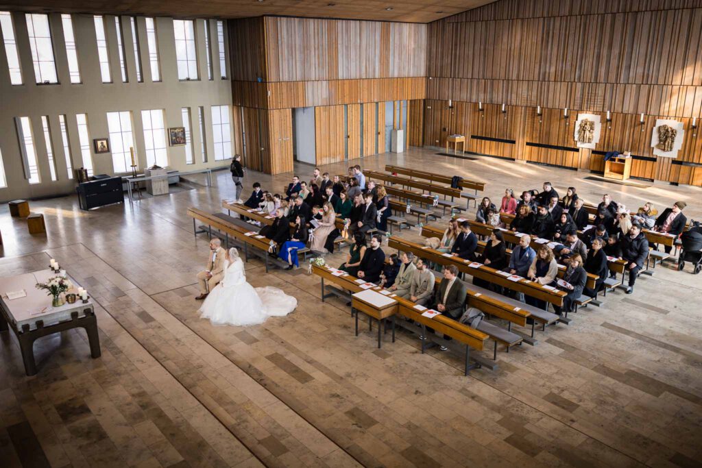Außenaufnahme der Kirche Verklärung Christi in Nürnberg – Ort der Zeremonie. Kirchliche Trauung Nürnberg