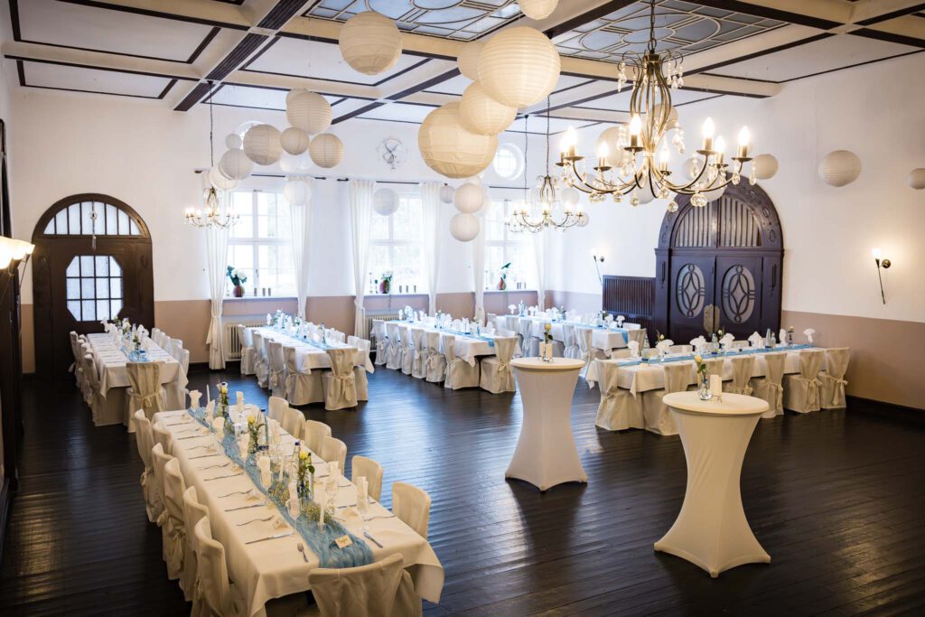 Hochzeitssaal im Waldrestaurant Schießhaus in weiter Perspektive – festlicher Rahmen für die Feier.