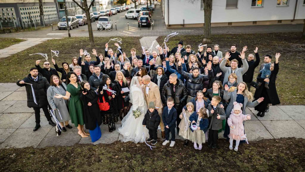 Gruppenfoto mit Drohne – große Feiergesellschaft in Nürnberg.