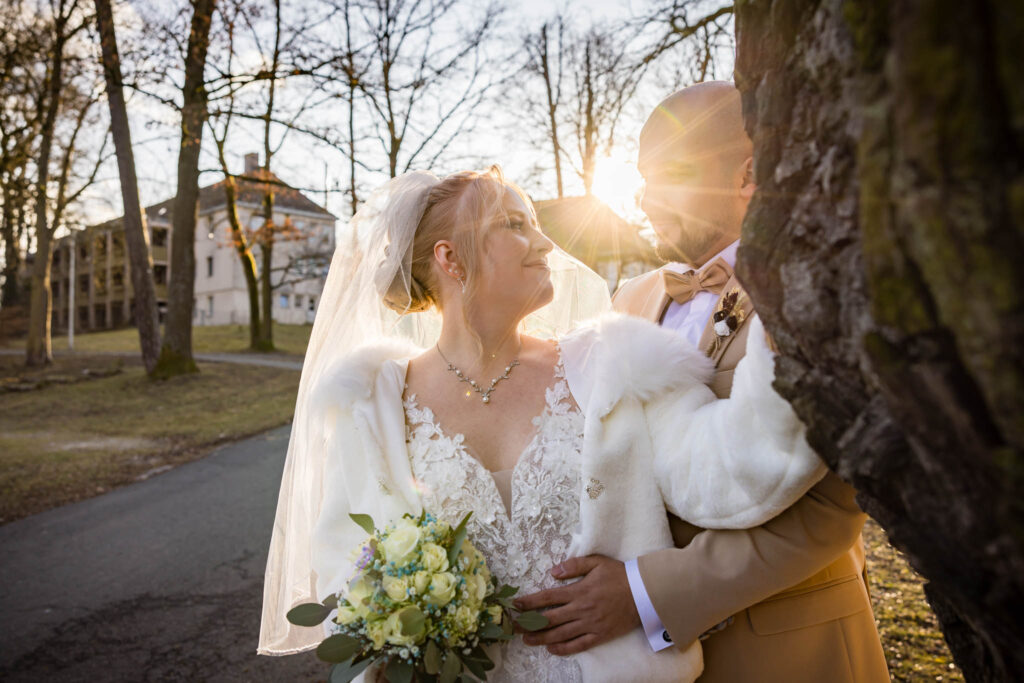 Die Sonne scheint zwischen den Gesichtern von Tamer und Sonja – magisches Lichtspiel.