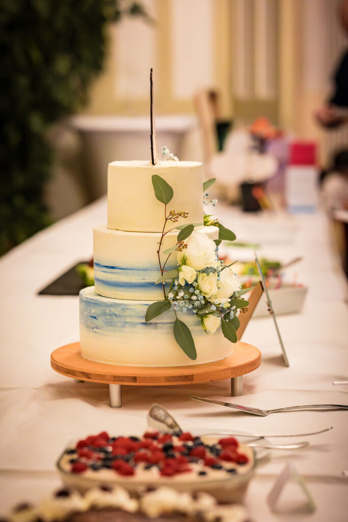 Die gesamte Hochzeitstorte im Anschnitt – fotografiert in der Hochzeitslocation Waldrestaurant Schießhaus.