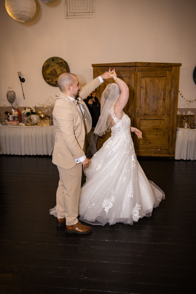 Drehung des Brautpaars beim Hochzeitstanz – eingefangen vom Hochzeitsfotograf Nürnberg.