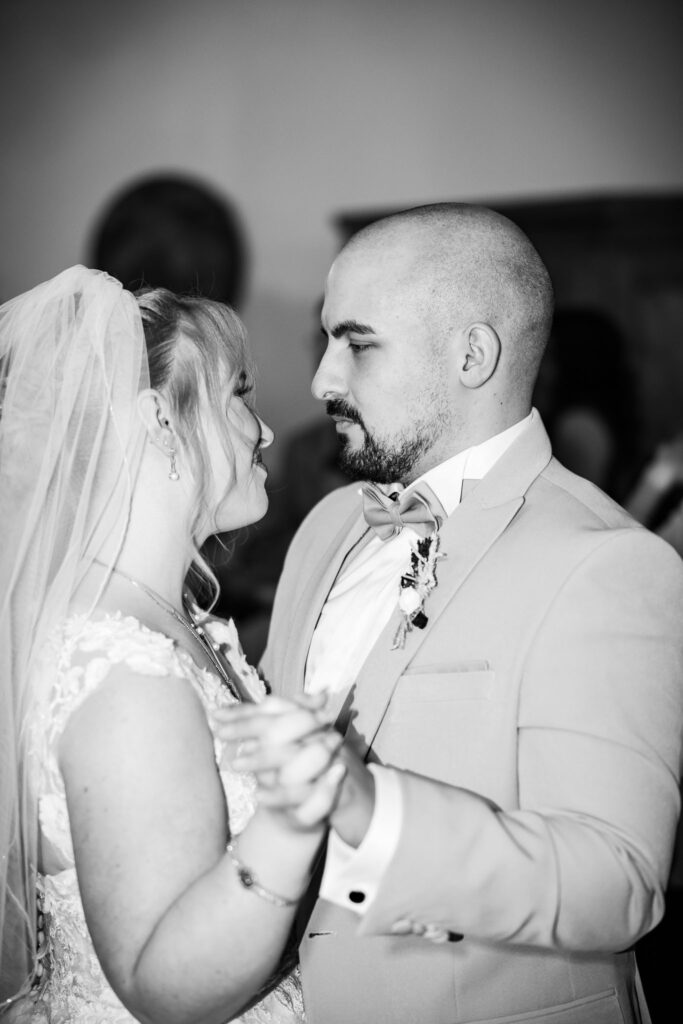 Tamer und Sonja beim innigen Hochzeitstanz – ein emotionaler Augenblick zwischen Braut und Bräutigam.