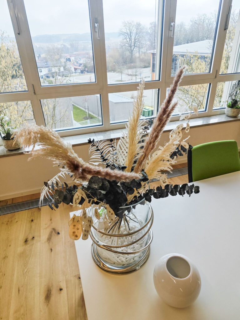 Blumendeko im neuen Standesamt der Gemeinde Rohrbach. Hochzeit im Standesamt Rohrbach