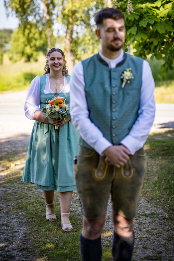 First Look beim Brautpaarshooting von Katja & Max in Hörgertshausen.