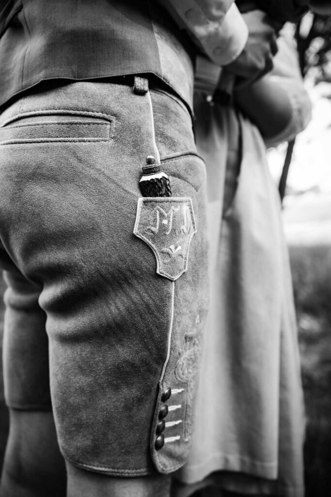 Die Hirschlederhose von Max im Brautpaarshooting in Hörgertshausen.