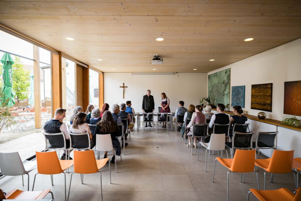 Hell durchfluteter Bereich im Standesamt Hörgertshausen.