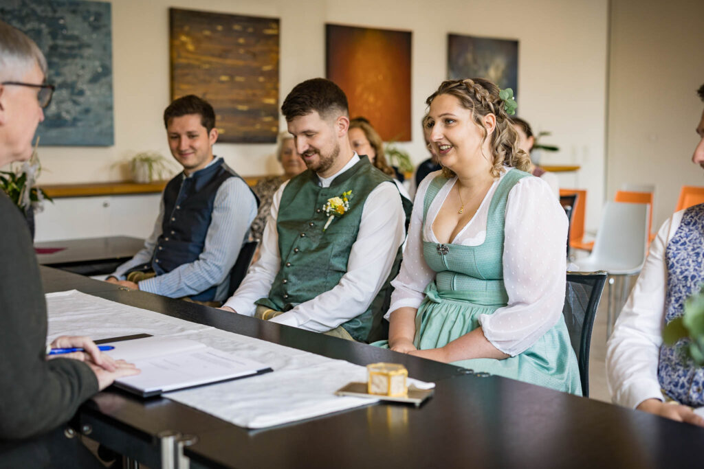 Katja & Max sitzen vor dem ersten Bürgermeister in Hörgertshausen.