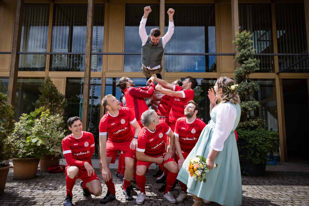 Gruppenfoto mit der Fußballmannschaft von Max beim Standesamt Hörgertshausen.