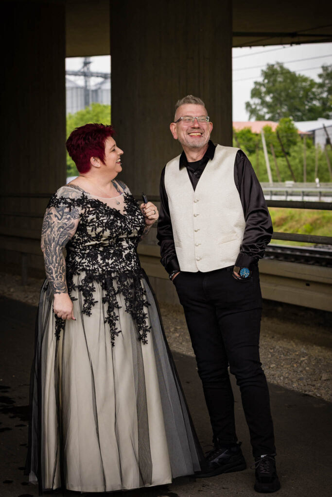 Marc sieht zum ersten mal Ihr Hochzeitsauto beim First Look.