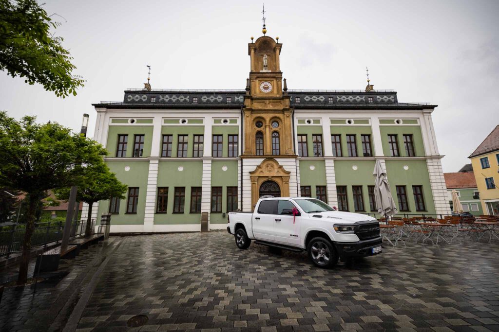 Standesamt Wolnzach mit Marion und Marc und Ihrem Dodge RAM von GeigerCars München.