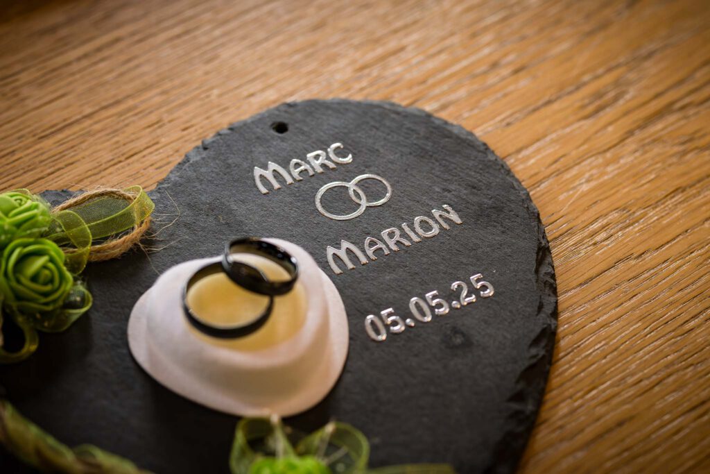 Die schwarzen Eheringe von Marion und Marc von Dreams of Jewel im Standesamt Wolnzach.