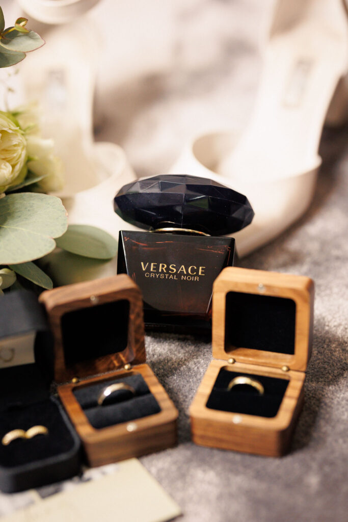 Eheringe von der Ringtausch im Standesamt Untermaxfeld mit Ringen von der Schmuck-Schmiede Bayern mit einem Parfüm von Versage.