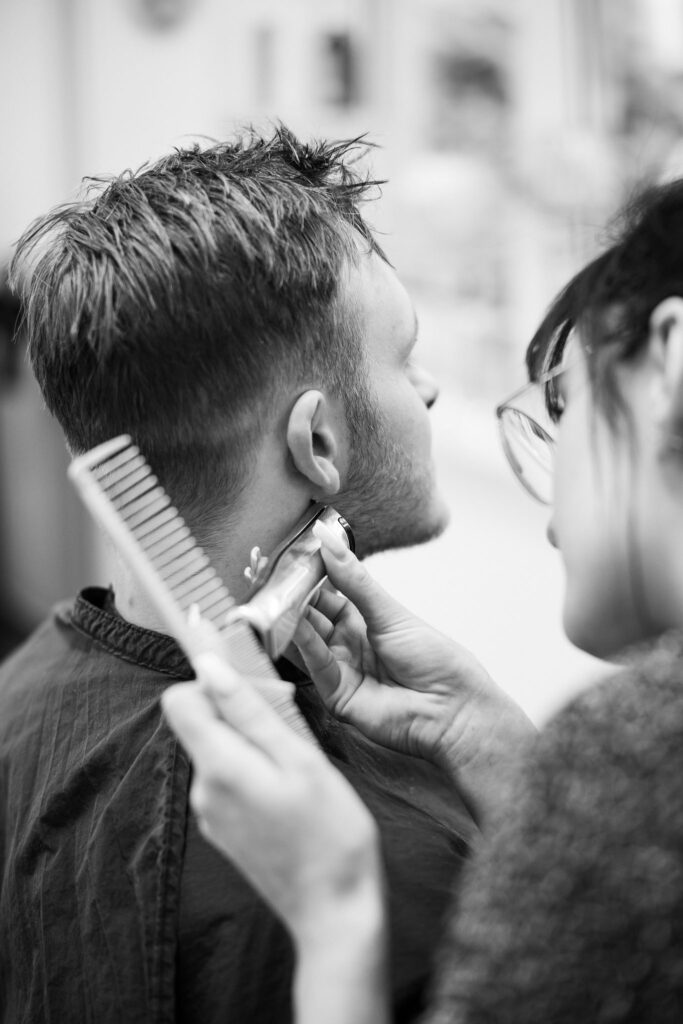 Absolute Präzision im Haarmodisch Königsmoos beim rasieren.