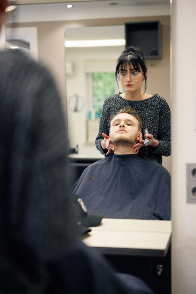 Perfektion Lukas beim Styling beim Friseur Haarmodisch in Königsmoos.
