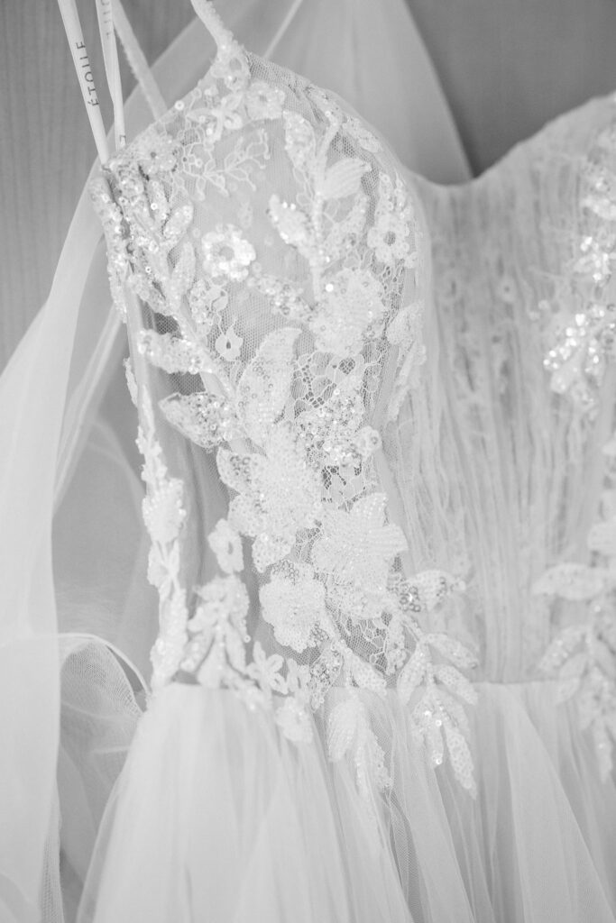 Detailaufnahmen vom Brautkleid von Herzzauber aus Lenting.