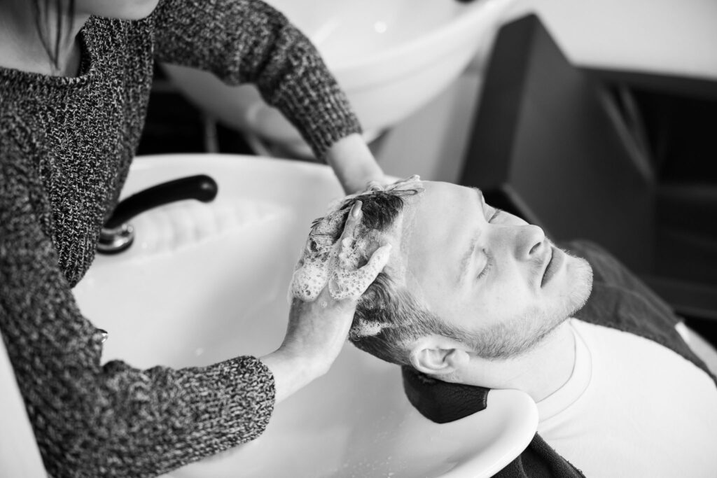 Kurze Massage beim Haarewaschen im Salon Haarmodisch in Königsmoos.