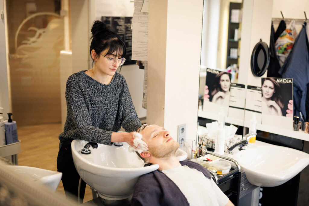 Lukas im Salon Haarmodisch zum Styling für die Hochzeit in Königsmoos.