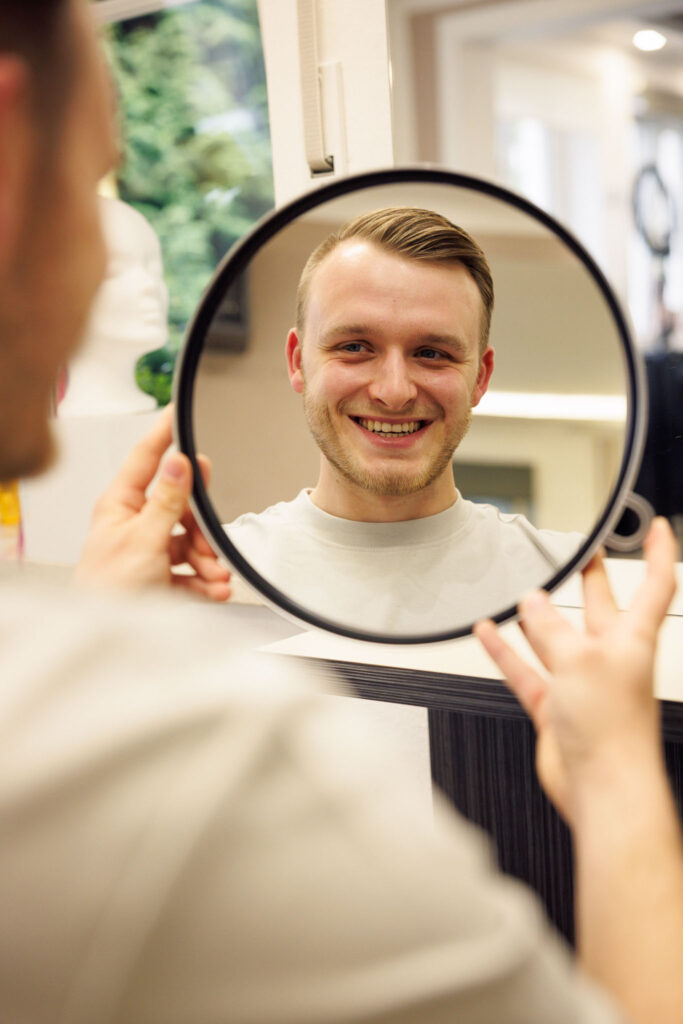 Lukas strahlt im Haarmodisch in Königsmoos.