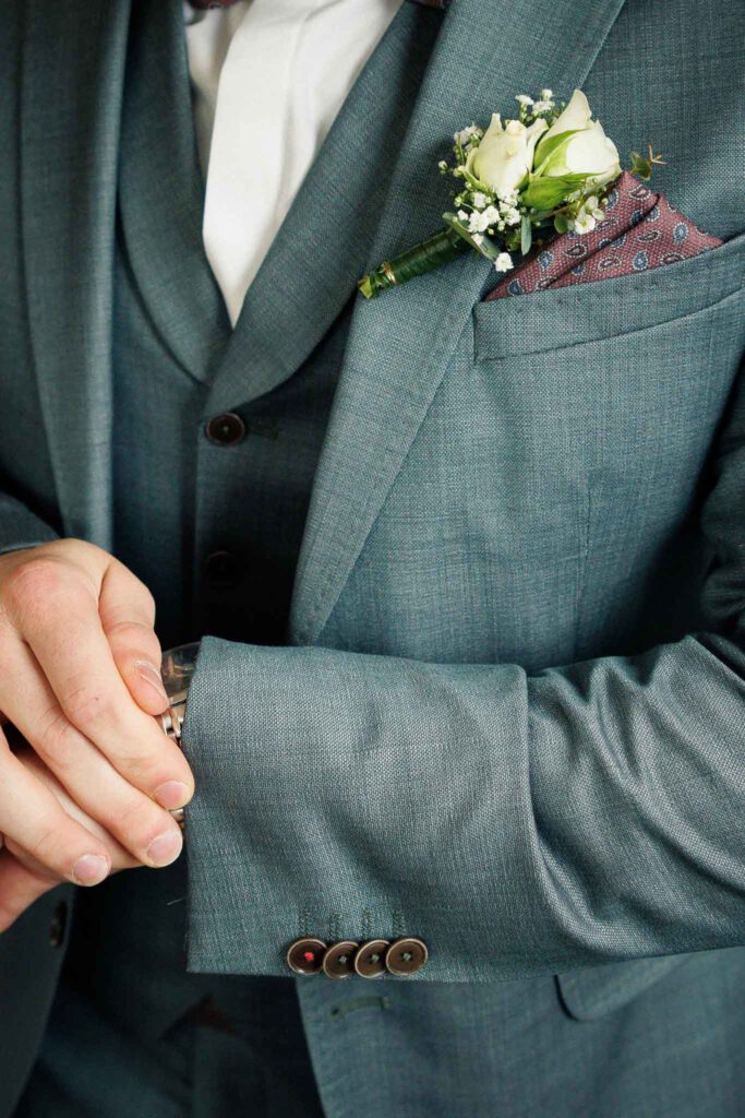 Detailshot vom Hochzeitsanzug in Königsmoos.