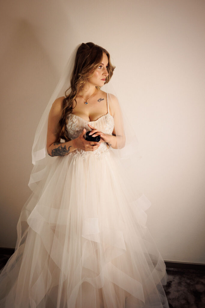 Braut Sara im wunderschönen Brautkleid.