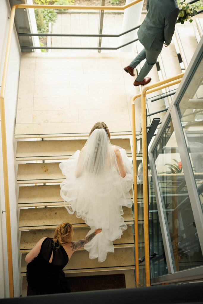 Sara auf dem Weg ins Standesamt Königsmoos.