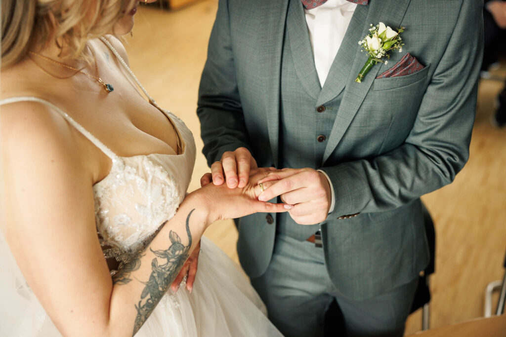 Ringtausch im Standesamt Königsmoos mit Ringen von der Schmuckschmiede Bayern.