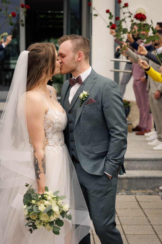 Braut und Bräutigam. Das Kleid ist von Herzzauber Lenting.