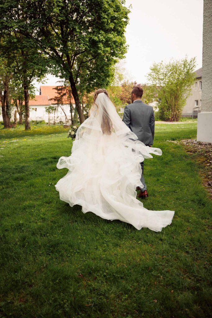 Sara und Lukas im Brautpaarshooting auf Ihrer Hochzeit in Königsmoos.